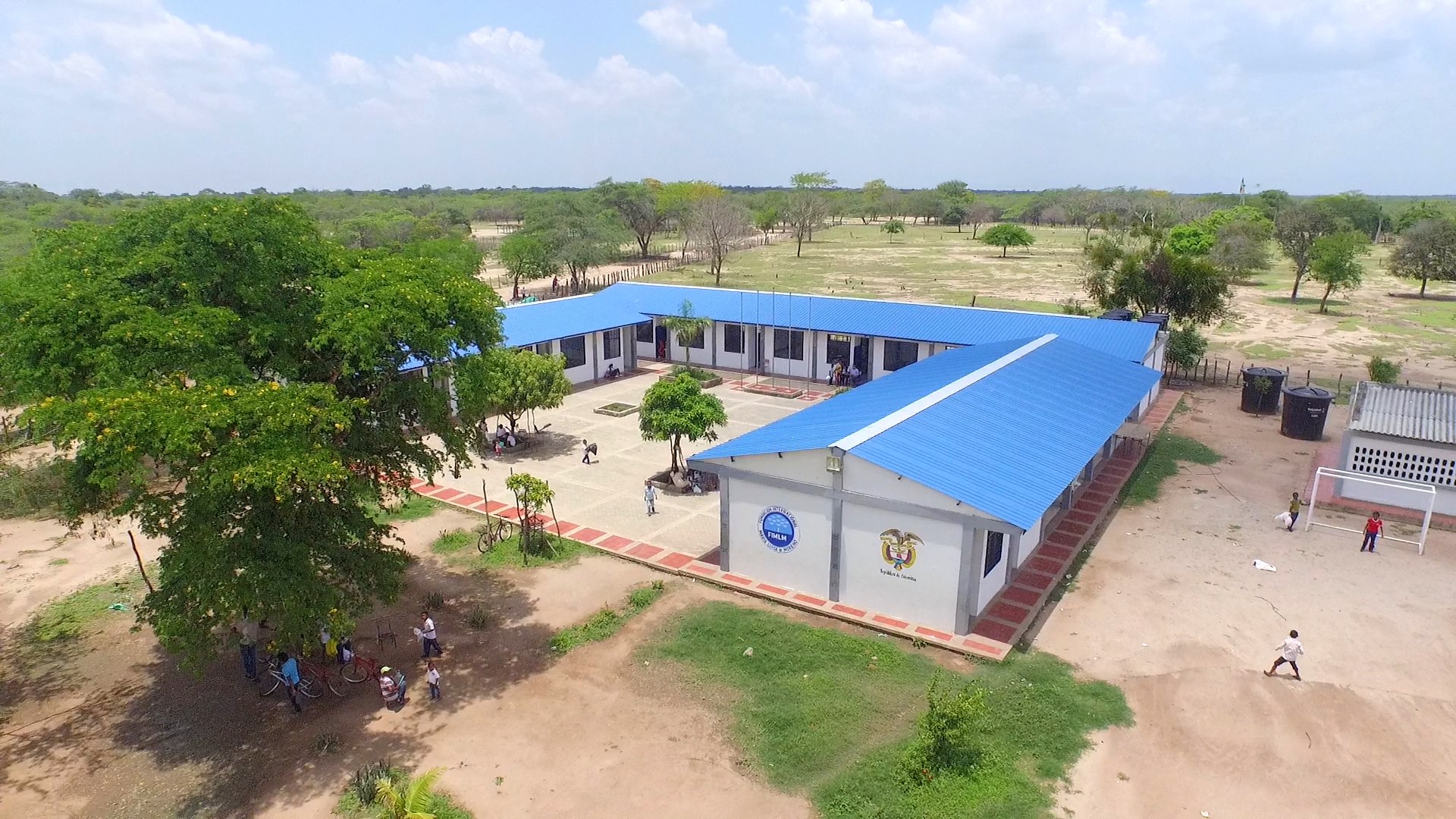 Escuela construida por la Fundación en La Guajira, con techos azules